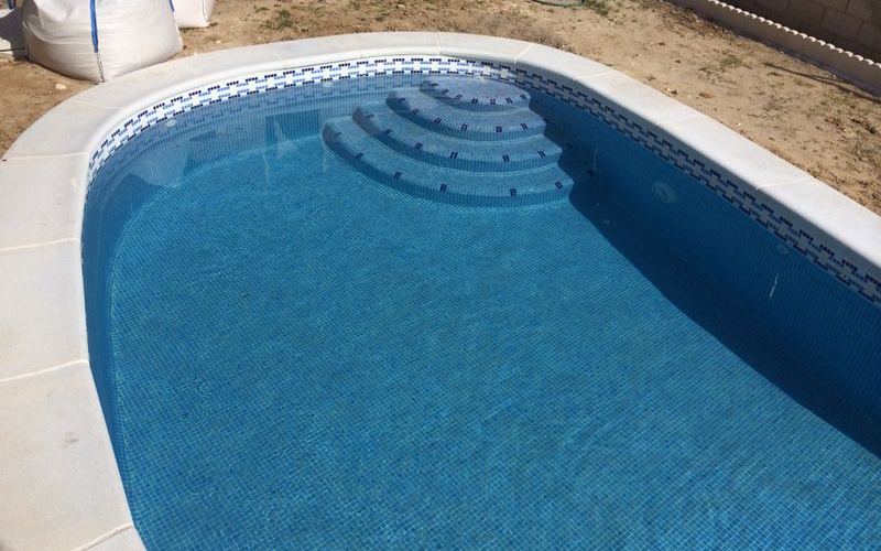 Piscinas gunitadas con escalera de obra en Toledo