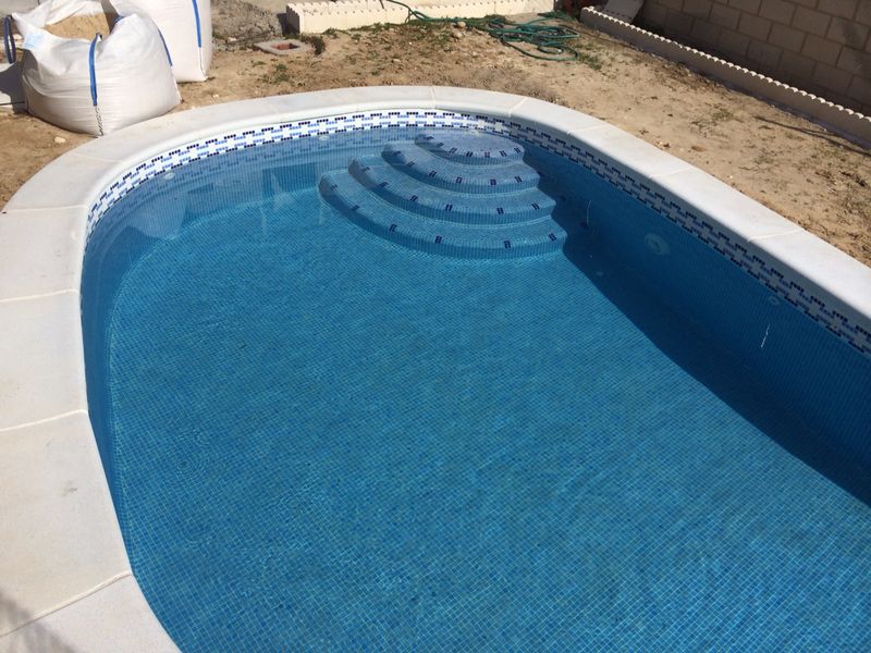 Piscinas gunitadas con escalera de obra en Toledo